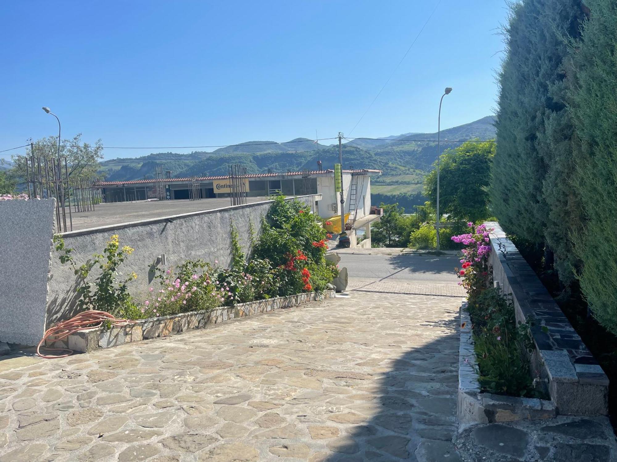 Hotel Latifi Gramsh Bagian luar foto