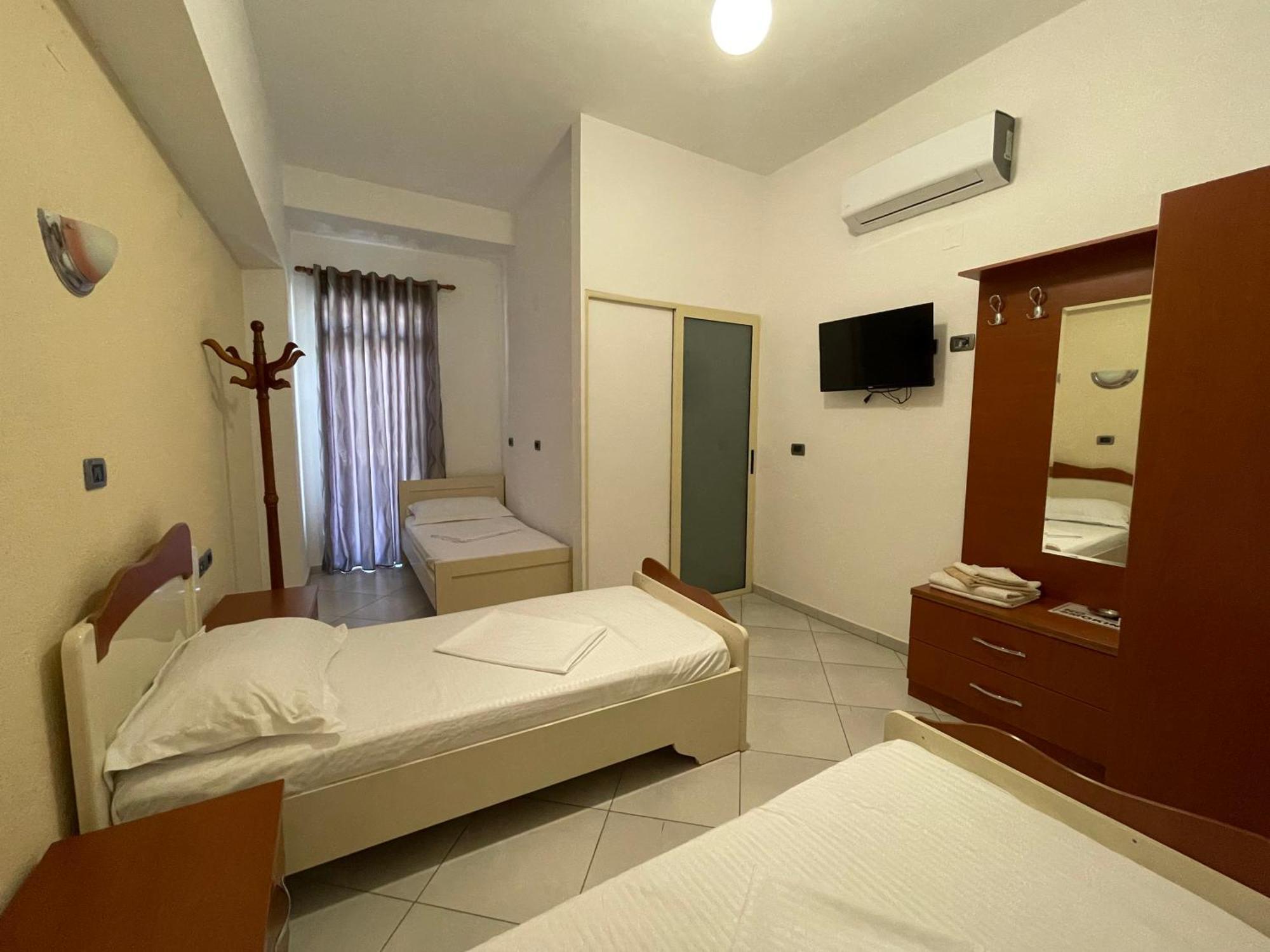 Hotel Latifi Gramsh Bagian luar foto