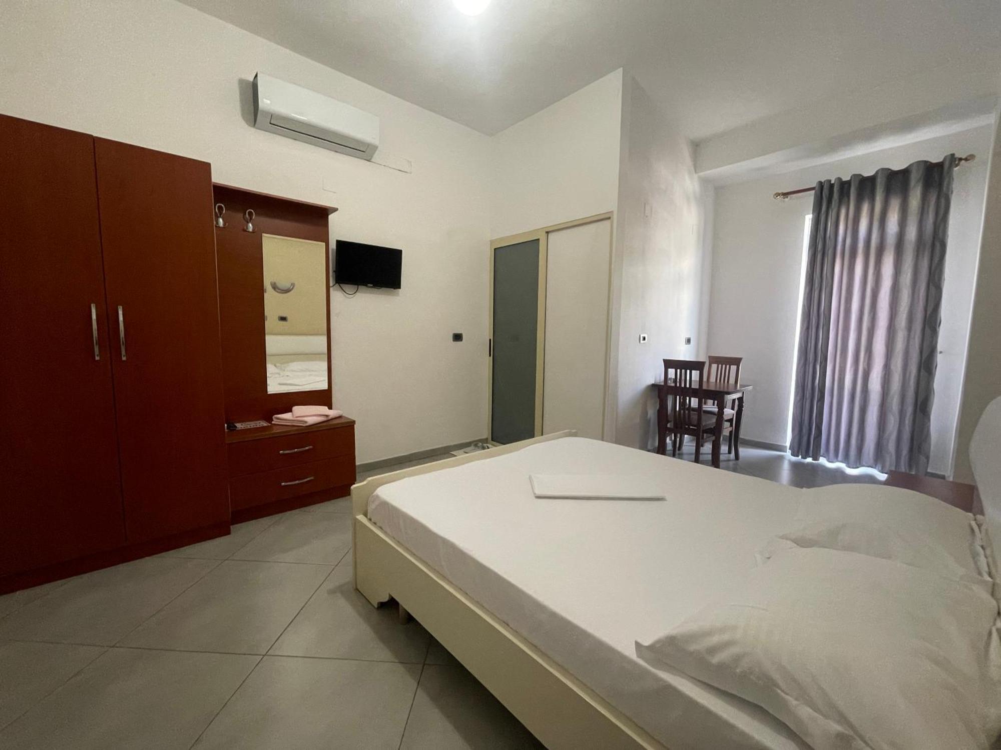 Hotel Latifi Gramsh Bagian luar foto