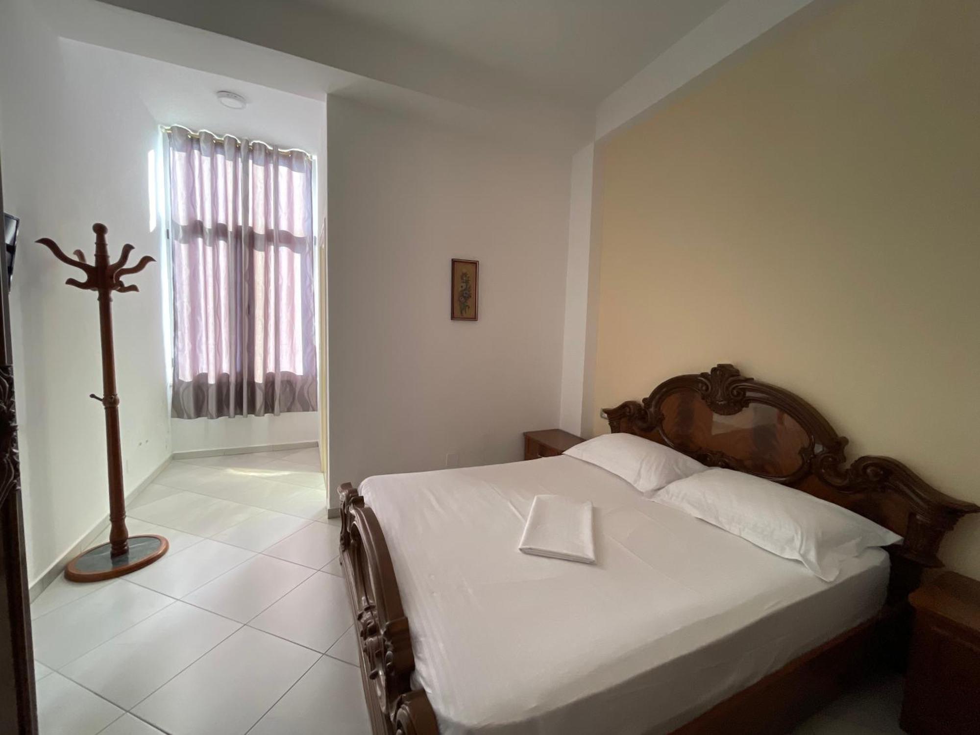 Hotel Latifi Gramsh Bagian luar foto