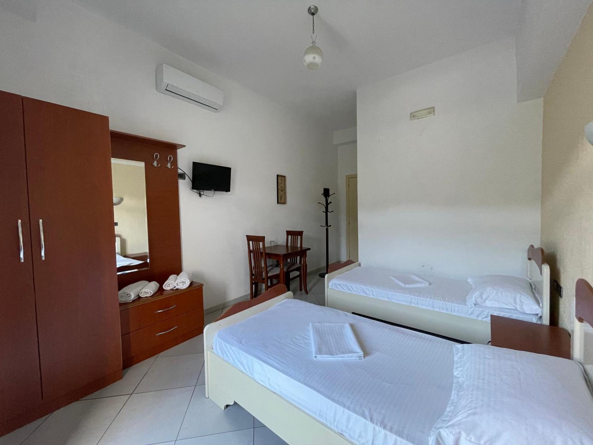 Hotel Latifi Gramsh Bagian luar foto