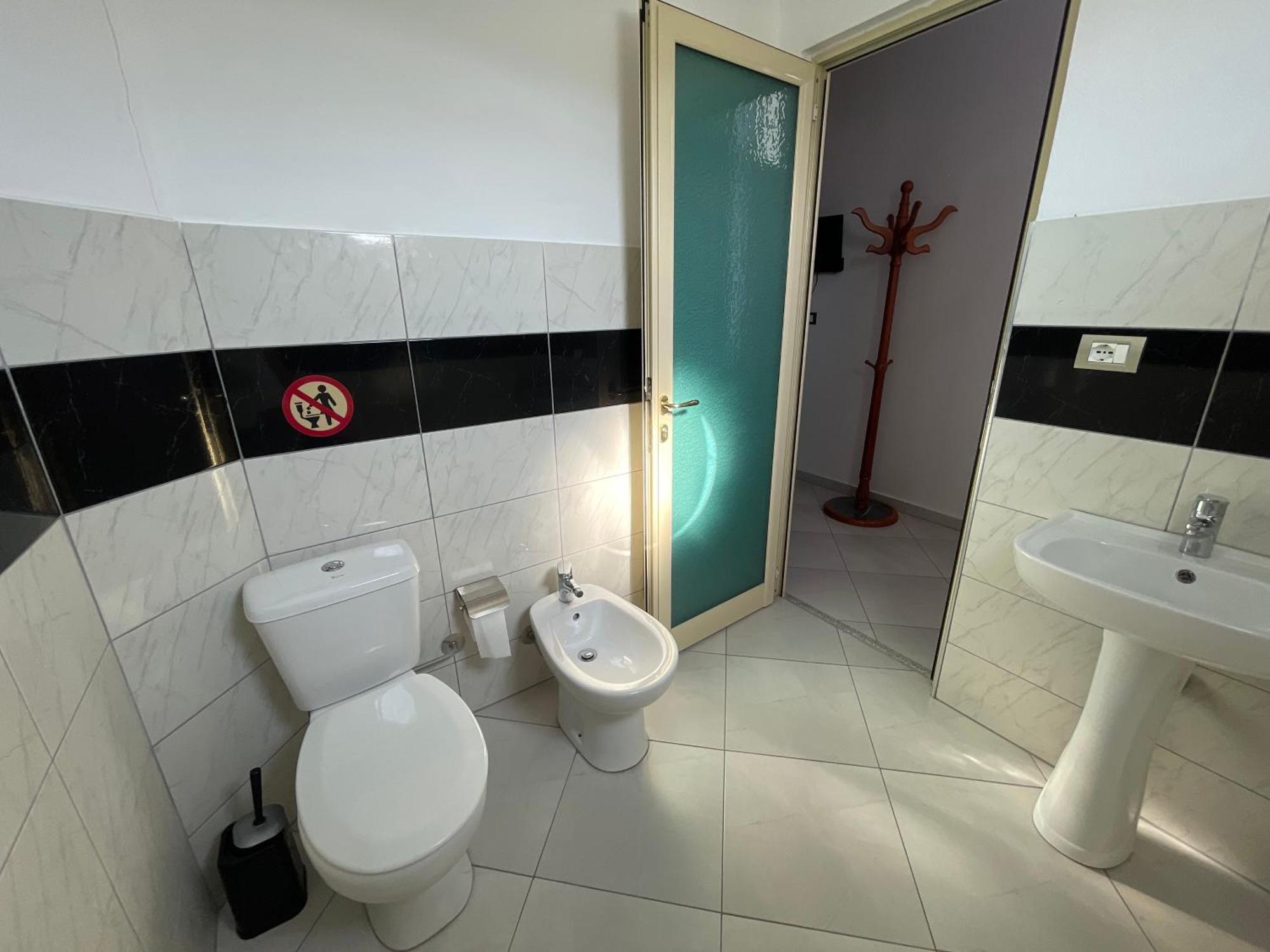 Hotel Latifi Gramsh Bagian luar foto