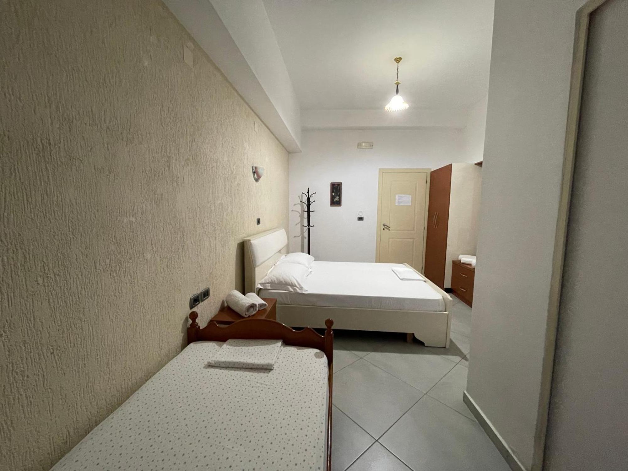 Hotel Latifi Gramsh Bagian luar foto