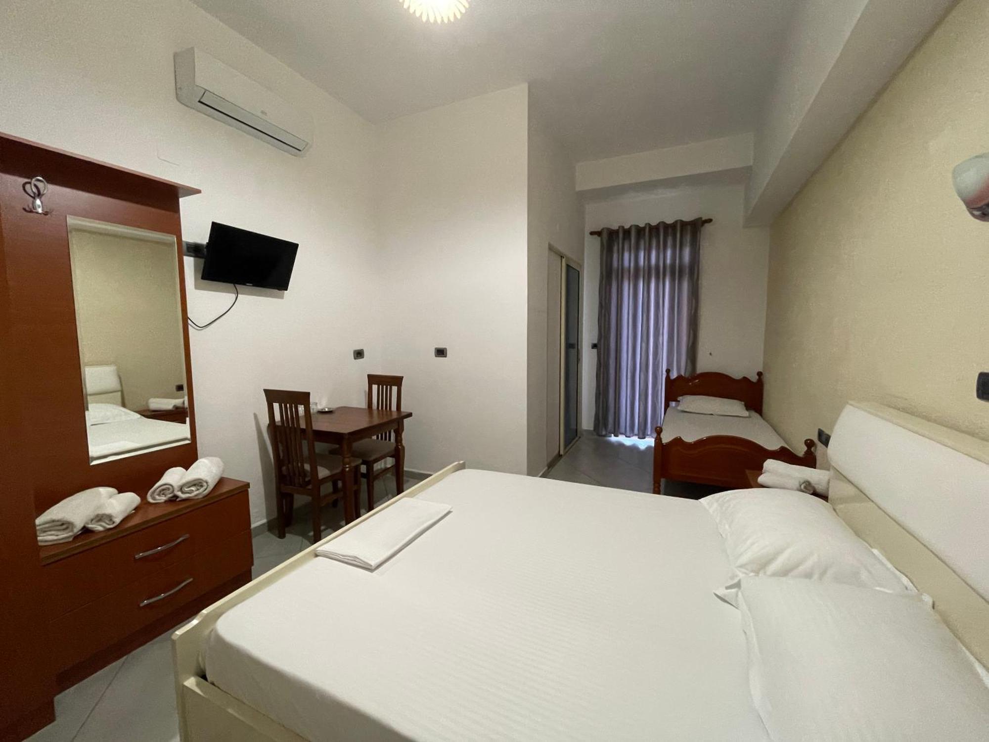 Hotel Latifi Gramsh Bagian luar foto