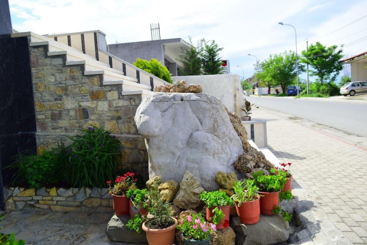 Hotel Latifi Gramsh Bagian luar foto